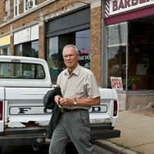 Clint Eastwood è Walt Kowalski nel film Gran Torino