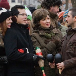 Debra Messing, John Leguizamo, Elizabeth Peña e Freddy Rodriguez in una scena del film Nothing Like the Holidays