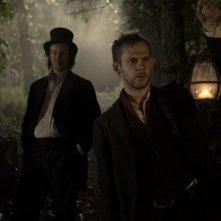 Dominic Monaghan e Larry Fessenden perlustrano un cimitero in I Sell the Dead