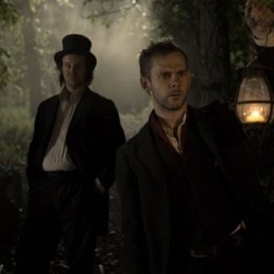 Dominic Monaghan e Larry Fessenden perlustrano un cimitero in I Sell the Dead