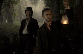 Dominic Monaghan e Larry Fessenden perlustrano un cimitero in I Sell the Dead
