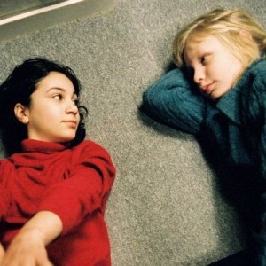 Lina Leandersson e Kåre Hedebrant in un'immagine del film Lasciami entrare