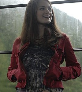 Lucy Hale in una scena di Non disturbare della serie Bionic Woman