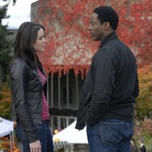 Michelle Ryan e Isaiah Washington nell'episodio Studi universitari di Bionic Woman