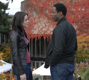 Michelle Ryan e Isaiah Washington nell'episodio Studi universitari di Bionic Woman