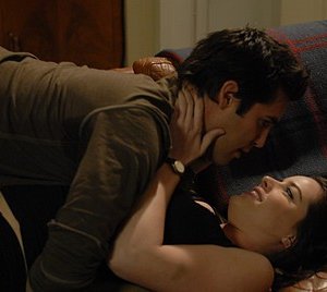 Michelle Ryan e Jordan Bridges in una scena di Studi universitari di Bionic Woman