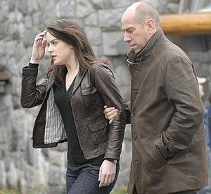 Michelle Ryan e Miguel Ferrer in una scena di Non disturbare della serie Bionic Woman