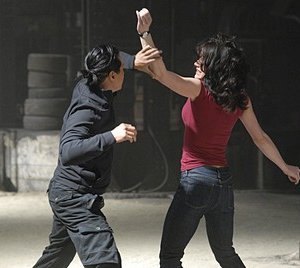 Michelle Ryan e Will Yun Lee in una scena dell'episodio Mistero a Paradise di Bionic Woman