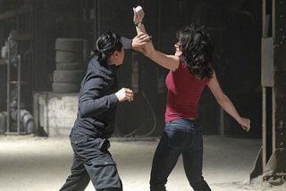 Michelle Ryan e Will Yun Lee in una scena dell'episodio Mistero a Paradise di Bionic Woman