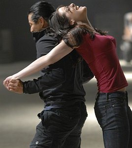 Michelle Ryan e Will Yun Lee lottano in una scena dell'episodio Mistero a Paradise di Bionic Woman