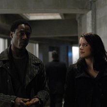 Michelle Ryan ed Isaiah Washington in una scena dell'episodio Questione di fiducia di Bionic Woman