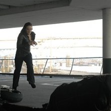 Michelle Ryan in una scena d'azione di Non disturbare della serie Bionic Woman