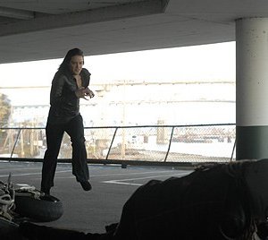 Michelle Ryan in una scena d'azione di Non disturbare della serie Bionic Woman