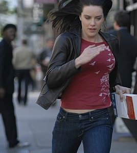 Michelle Ryan in una scena dell'episodio Mistero a Paradise di Bionic Woman