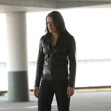 Michelle Ryan in una scena di Non disturbare della serie Bionic Woman