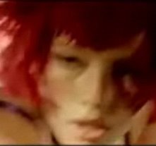 Un primo piano di Jessica Biel con parrucca rossa nel film Powder Blue