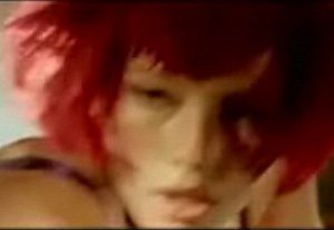 Un primo piano di Jessica Biel con parrucca rossa nel film Powder Blue