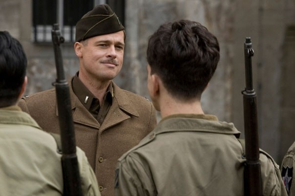 Il soldato Brad Pitt in una scena di Inglourious Basterds