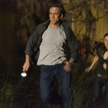 Nicolas Cage e Rose Byrne fuggono dal pericolo in Knowing