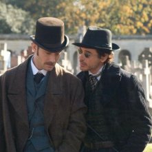 Jude Law e Robert Downey Jr. confabulano in Sherlock Holmes