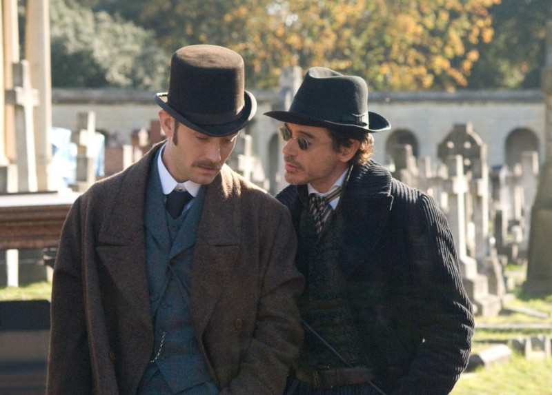 Jude Law e Robert Downey Jr. confabulano in Sherlock Holmes