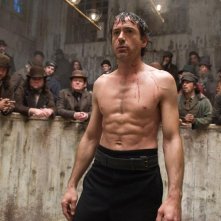 Robert Downey Jr. in una drammatica scena di Sherlock Holmes
