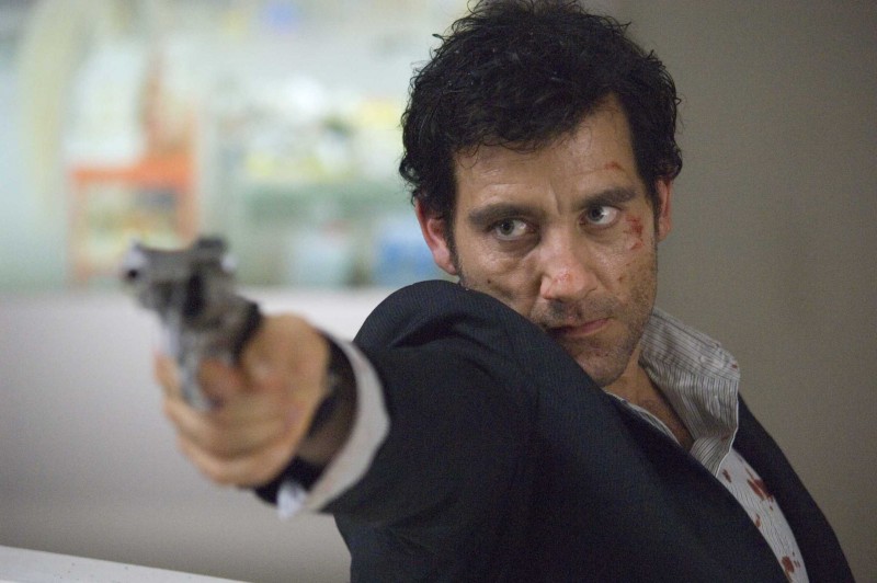 Clive Owen in una scena d'azione di The International