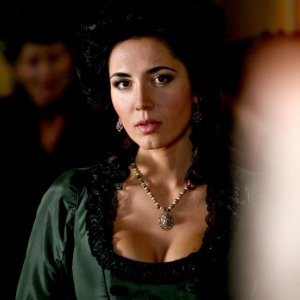 Una bella immagine di Michelle Bonev nei panni di Artemisia Sanchez