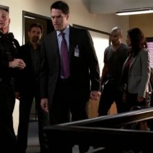 Il team del BAU insieme a Joe Regalbuto che interpreta il Comandante Marks nell'episodio 'Brothers in Arms' della serie tv Criminal Minds