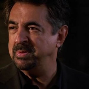 Joe Mantegna in un momento dell'episodio 'Brothers in Arms' della serie tv Criminal Minds