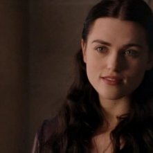 La bella Katie McGrath durante una scena dell'episodio 'The Poisoned Chalice' della serie tv Merlin