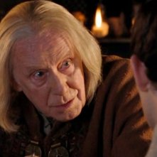 Richard Wilson durante una scena dell'episodio 'The Poisoned Chalice' della serie tv Merlin
