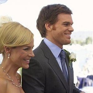 Julie Benz e Michael C. Hall in un'immagine dell'episodio 'Do You Teke Dexter Morgan?' di Dexter