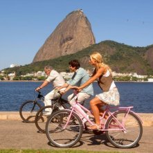 Fabio De Luigi e Michelle Hunziker in una sequenza di Natale a Rio