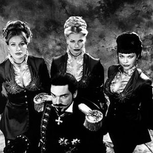 Frederique Van Der Wal, Kenneth Branagh, Sofia Eng e Musetta Vander in Wild Wild West