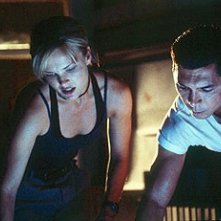 Dina Meyer e Lou Diamond Philips in Bats