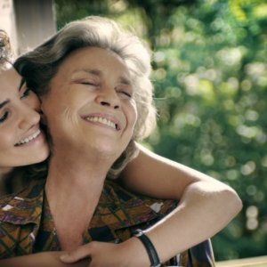 Dorotheea Petre e Ilaria Occhini in una scena del film Mar Nero