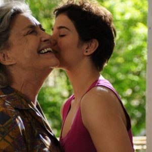 Dorotheea Petre e Ilaria Occhini in una scena di Mar Nero
