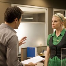 Eric McCormack e Monica Potter nell'episodio All Hell the Victors di Trust Me