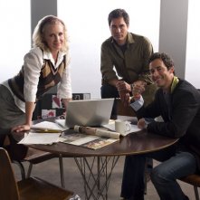 Monica Potter, Thomas Cavanagh e Eric McCormack in una foto promozionale della serie TV Trust Me