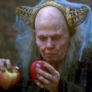 Sigourney Weaver nel film Biancaneve nella foresta nera