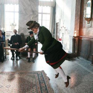 Un'aspirante Befana alle prese con la scopa nel film tv miacarabefana.it