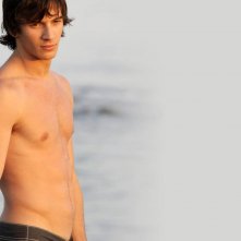 Un wallpaper di Federico Costantini a torso nudo