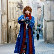 Veronica Pivetti è una colorata e simpaticissima Befana nel film tv miacarabefana.it