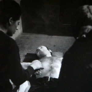 Elsa Asteggiano (di spalle) Giselda Castrini e Mario Baio nel film Un normale giorno di violenza (di Giorgio Rizzini, 1971)