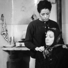 Elsa Asteggiano (seduta) e Giselda Castrini nel film Un normale giorno di violenza (di Giorgio Rizzini, 1971)