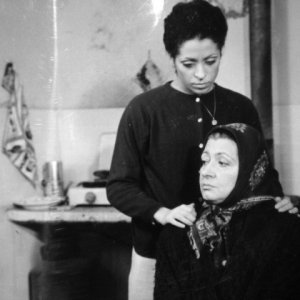 Elsa Asteggiano (seduta) e Giselda Castrini nel film Un normale giorno di violenza (di Giorgio Rizzini, 1971)