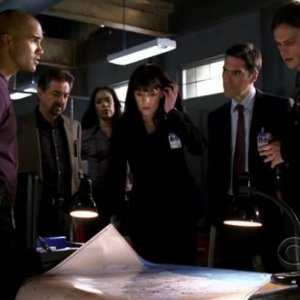 Il cast durante una scena dell'episodio 'Normal' della serie Criminal Minds