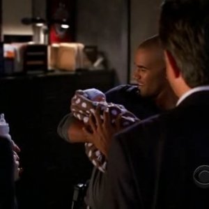 Shemar Moore ha tra le braccia il figlio di J.J. nel finale di 'Normal' della quarta stagione di Criminal Minds