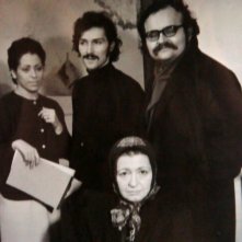 Sul set di Un normale giorno di violenza (1971) a sinistra Giselda Castrini a destra il regista Giorgio Rizzini, seduta Elsa Asteggiano